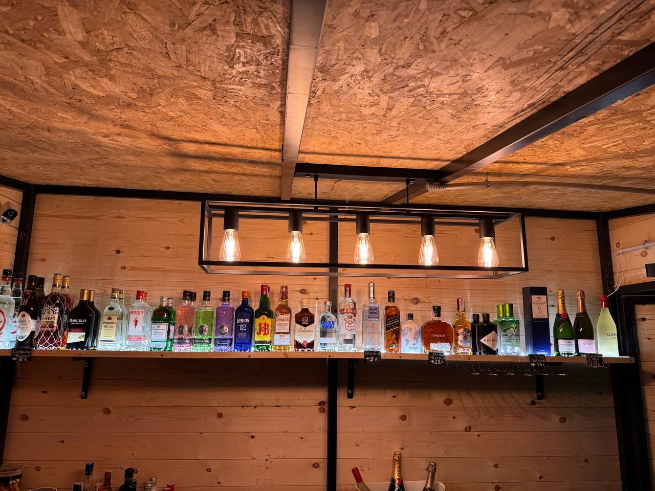 Iluminación LED en estantería de restaurante